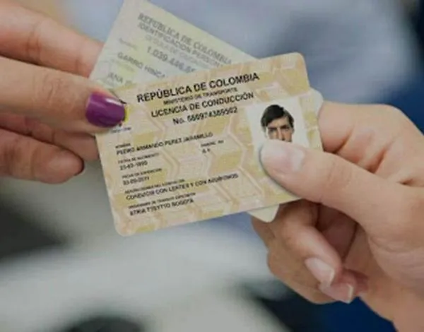 ¿Se puede renovar la licencia de conducción si tiene comparendos en Colombia?