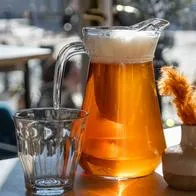 Foto de jarra de cerveza, en nota de cómo nació el refajo en Colombia, papel de Postobón y qué fórmula tenía al inicio