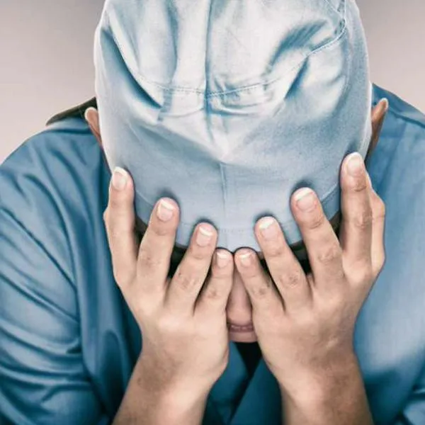 Foto de médico triste, en nota de que casos de maltrato a residentes en Colombia serán expuestos con campaña en video