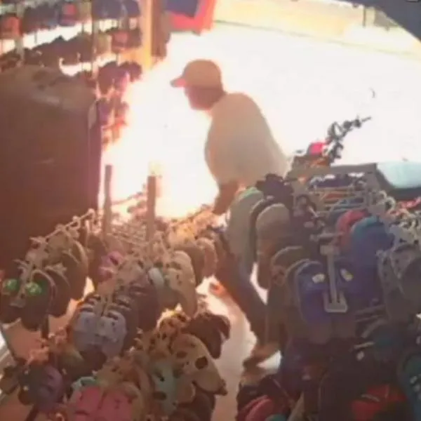 Por venganza hombre le prendió fuego al local de calzado de su expareja: casi se quema