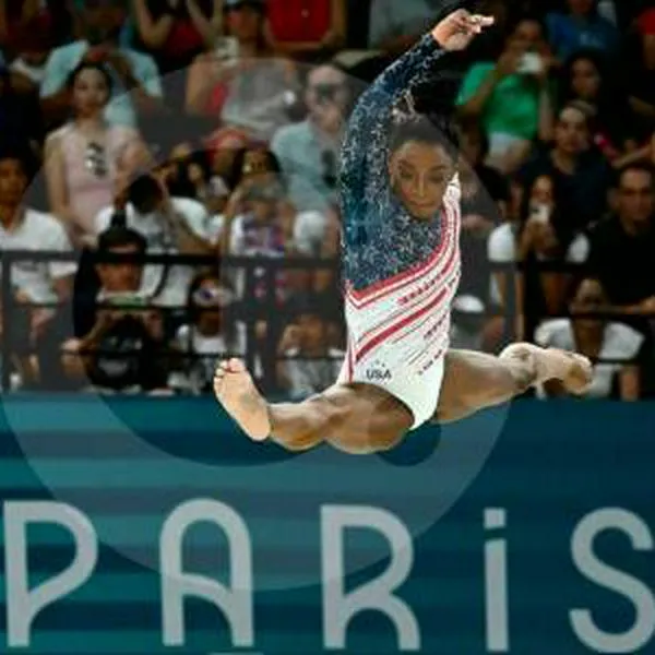 El dolor no pudo con Biles: La gimnasta estadounidense lideró a su país hacia la victoria en París