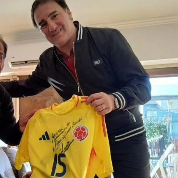 Néstor Lorenzo visitando a Carlos Bilardo en Argentina y le llevó la camisa de la Selección Colombia.
