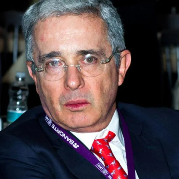 Foto de Álvaro Uribe, en nota de qué profesión tienen hijos de expresidente  y quiénes son sus esposas