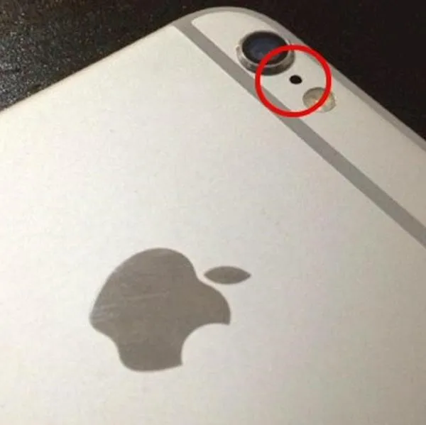 ¿Qué función tiene el agujero pequeño de los celulares al lado de la cámara?