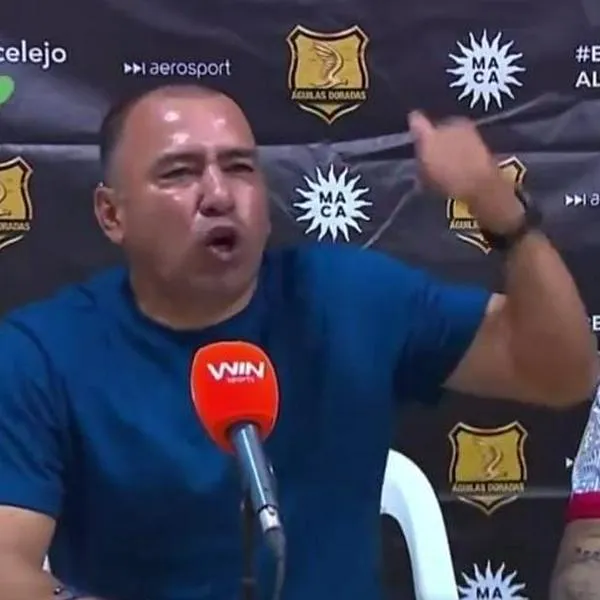 Harold Rivera, furioso con el árbitro del partido entre su Patriotas y Águilas Doradas por un penal pitado al final del partido.