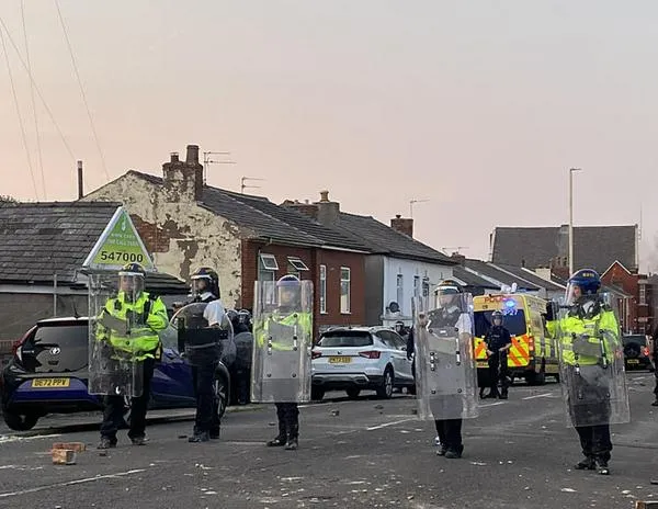 Estallan disturbios antimusulmantes tras muerte de tercera niña en ataque en Reino Unido