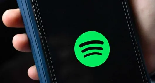 Celular o dispositivo móvil como Android con Spotify, una de las aplicaciones más populares.