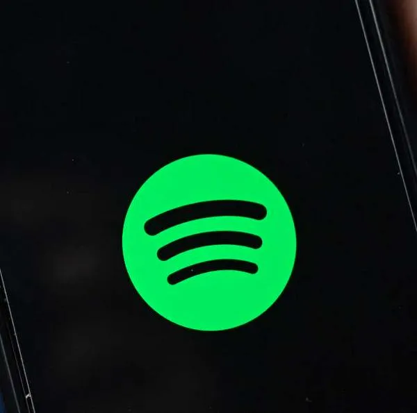 Celular o dispositivo móvil como Android con Spotify, una de las aplicaciones más populares.