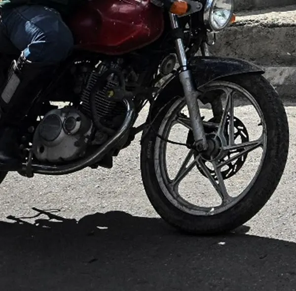 ¿Cómo se debe actuar ante una frenada de emergencia en moto? 
