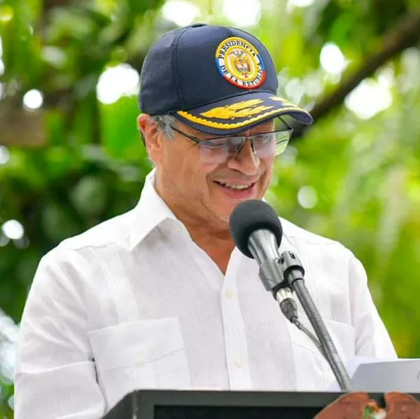 Gustavo Petro les subirá sueldo a policías y militares y habló de la mesada 14