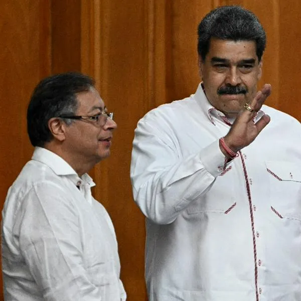 Petro, cada vez más cerca de Maduro.