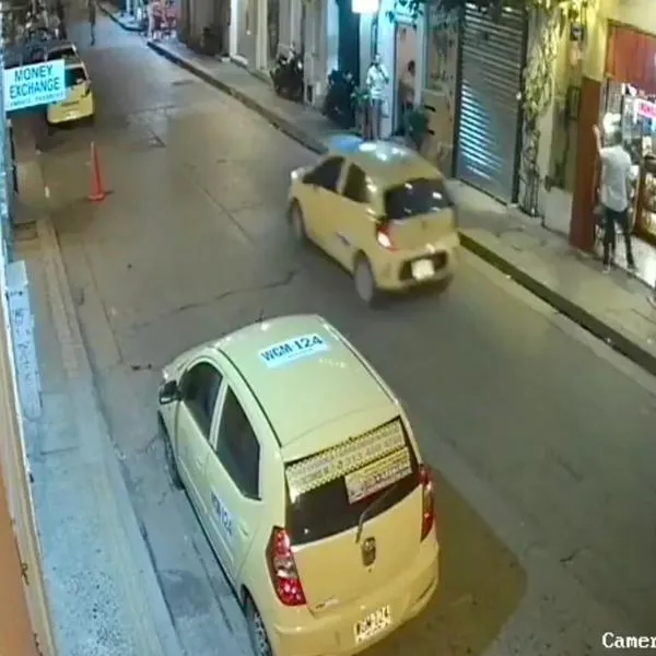 Balcón cayó en calle de Cartagena y taxistas se salvaron de milagro: video viral