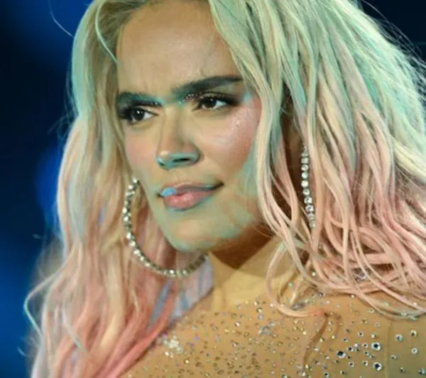 Karol G: dicen que vestido que usó en concierto fomenta el maltrató animal
