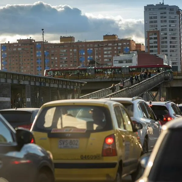 Carros en Bogotá, en nota sobre vías en las que habrá pico y placa los festivos