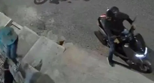 Video, perro evita el robo de la moto de su dueña en Medellín