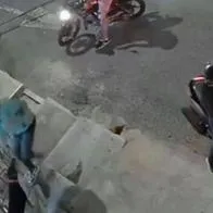 Video, perro evita el robo de la moto de su dueña en Medellín