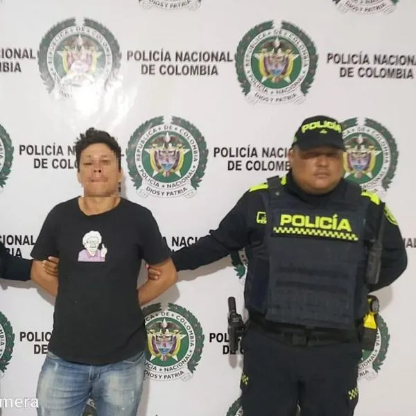 Hombre borracho golpea a su esposa y suegra; intentó incendiar la casa