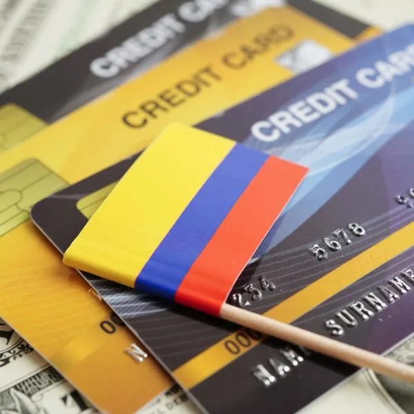 Hay menos tarjetas de crédito en Colombia y razón tiene que ver con una decisión de los bancos, que afectan directamente a los clientes. 