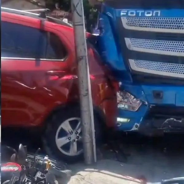 Fatal accidente en avenida Guayabal de Medellín hoy dejó 2 muertos y 4 heridos