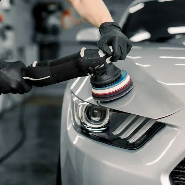 Persona puliendo carro, en nota sobre trámites que bajaron de precio