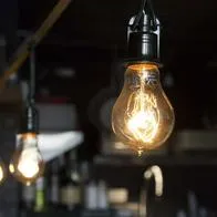 Foto de luz, en nota de qué consume más entre encender y apagar bombillo o dejarlo encendido 