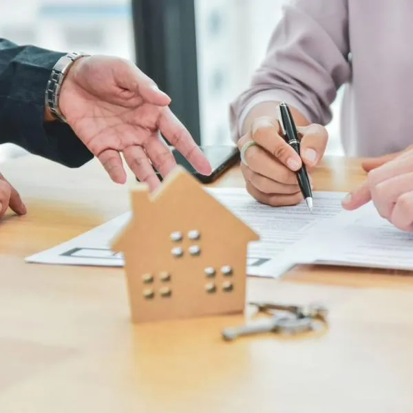Foto de contrato, en nota de qué es mejor entre arrendar apartamento por poco tiempo o largo plazo 