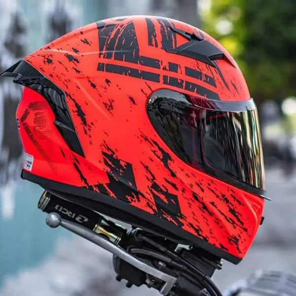 ¿Qué certificado debe tener un casco de moto para que pueda ser usado en Colombia?