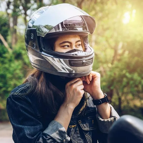 Mujer con casco, en nota sobre cómo saber si el certificado de un casco es real