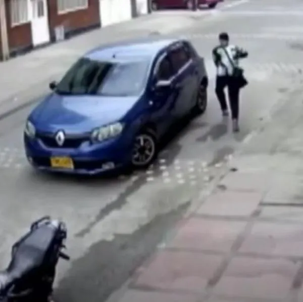 Identifican a víctima que recibió 6 disparos en caso de sicariato en Bogotá. Delincuente lo atacó cuando iba manejando un carro Renault. 