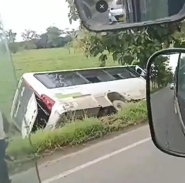 Impresionante accidente de tránsito dejó 15 personas heridas y un bus volcado