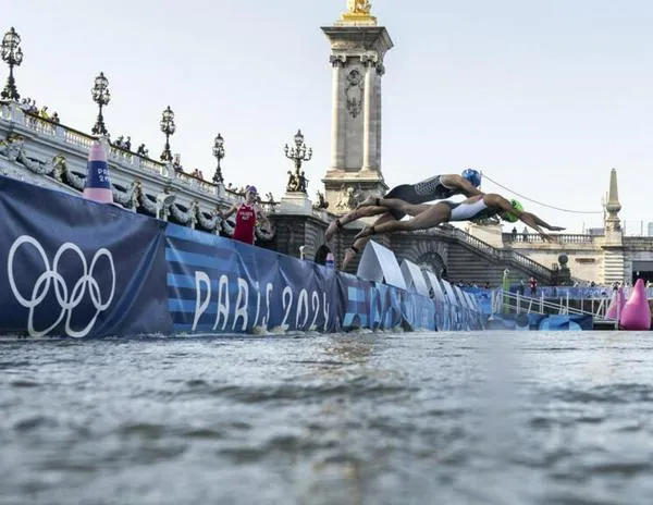 Una triatleta olímpica belga se enferma tras competir en el Sena