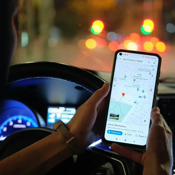 Persona usando Google Maps,