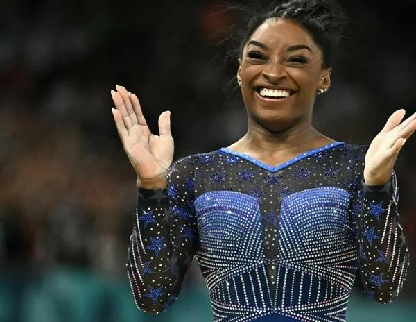 Simone Biles se va de París con tres oros y una plata