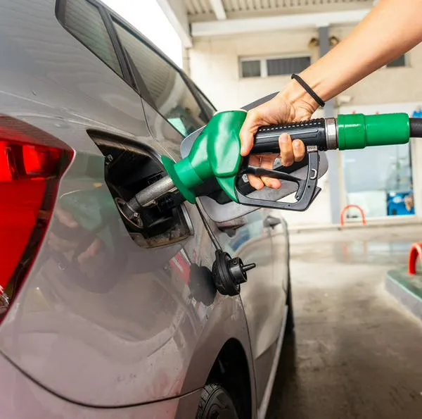 ¿Cómo es mejor llenar el tanque de gasolina? 