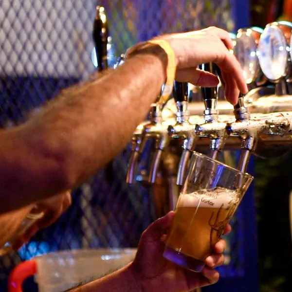 Foto de cervecería, en nota de qué país vende la cerveza más barata en Latinoamérica: precios de Colombia y más