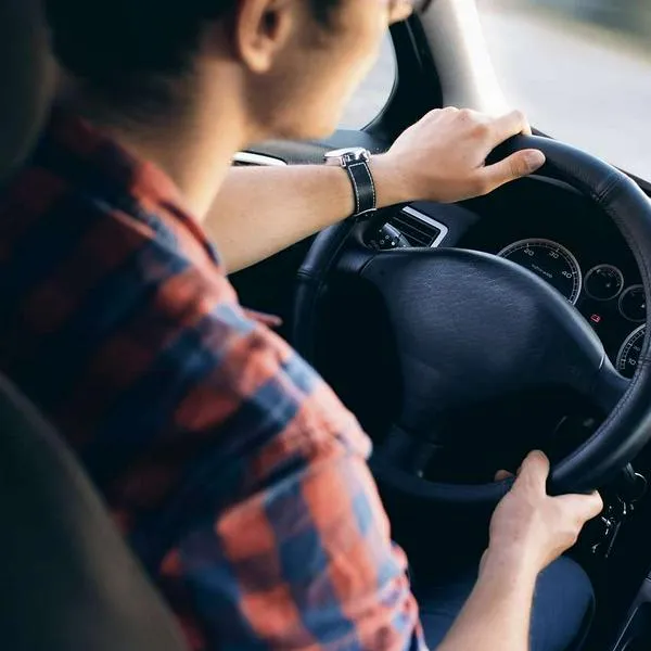 Foto de conductor, en nota de cuándo está permitido retroceder carro en Colombia: casos donde se salva de multa