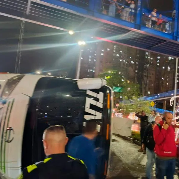 Grave accidente en Bello: un bus se volcó y hay por lo menos 20 personas heridas
