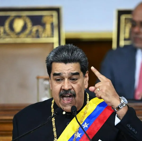 Maduro amenaza con WhatsApp.