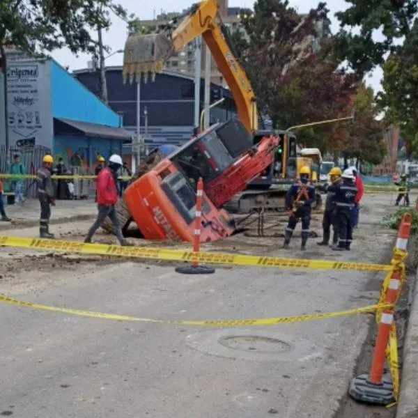 Accidente en Bogotá: retroexcavadora se volcó cerca a Unilago y hay trancón
