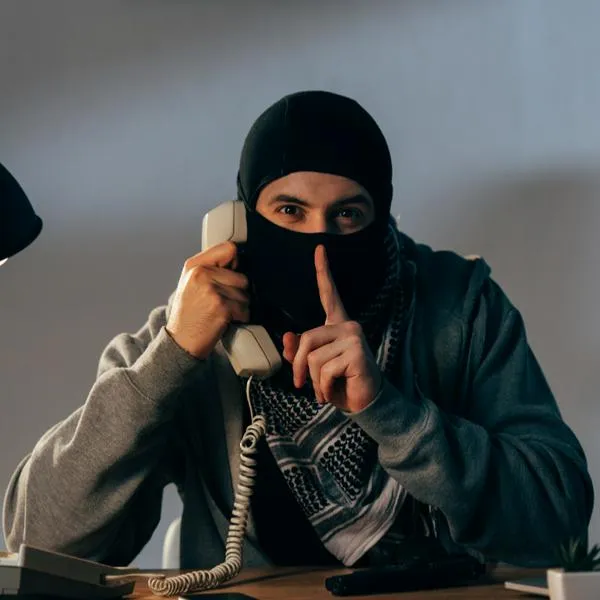 Se conoce desgarrador relato de víctima del 'call center' de extorsionistas en Bogotá. Los delincuentes encontraron 'libretas negras'. 