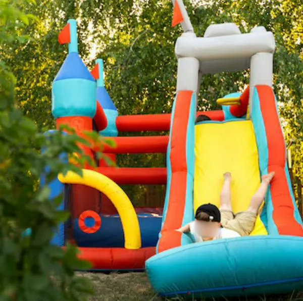Terrible accidente: castillo inflable salió volando y un niño perdió la vida