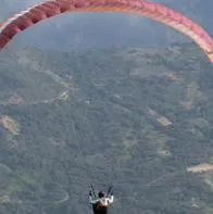 Hombre murió mientras practicaba parapente: testigos dicen que hizo una maniobra peligrosa