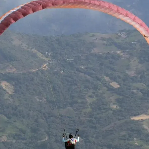 Hombre murió mientras practicaba parapente: testigos dicen que hizo una maniobra peligrosa