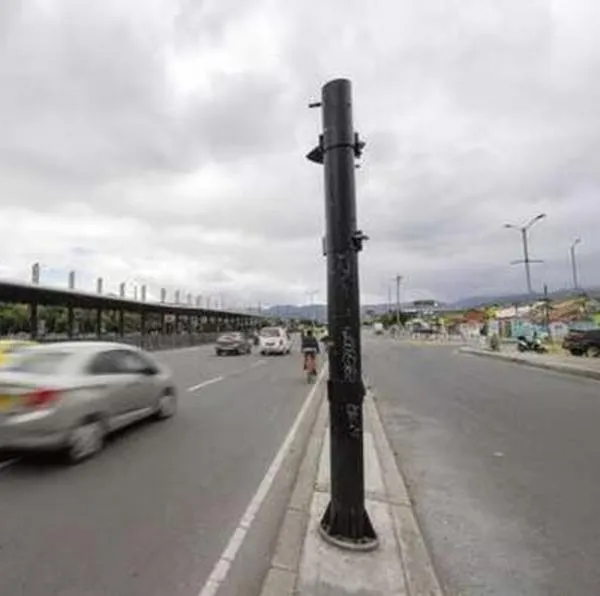 Dicen dónde están las 5 cámaras fotomultas que más comparendos imponen a conductores en Bogotá. Infractores dicen que cámaras no están bien.