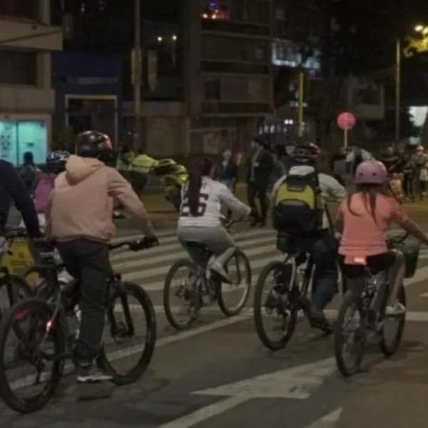 Foto de ciclistas, en nota de cómo poner un puesto de venta en la ciclovía de Bogotá