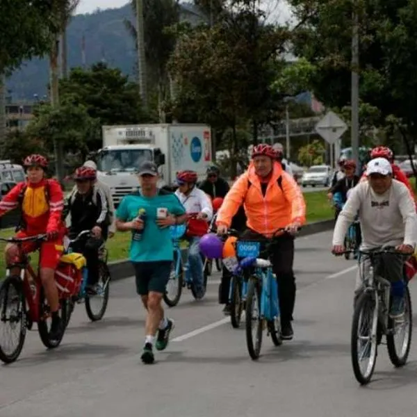 Foto de ciclistas, en nota de cuál es la multa por conducir carro en una ciclovía en Colombia 
