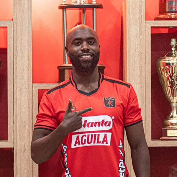 Éder Álvarez Balanta, defensa del América, contó que Nacional hizo oferta, pero él iba a renovar y luego cambiaron de planes.