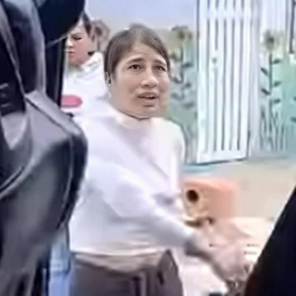 Mujer que armó pelea con monitora de ruta escolar frente a sus hijos y más niños