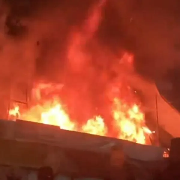 Incendio en Cedritos (Bogotá) hoy; cerca de Foto Japón.
