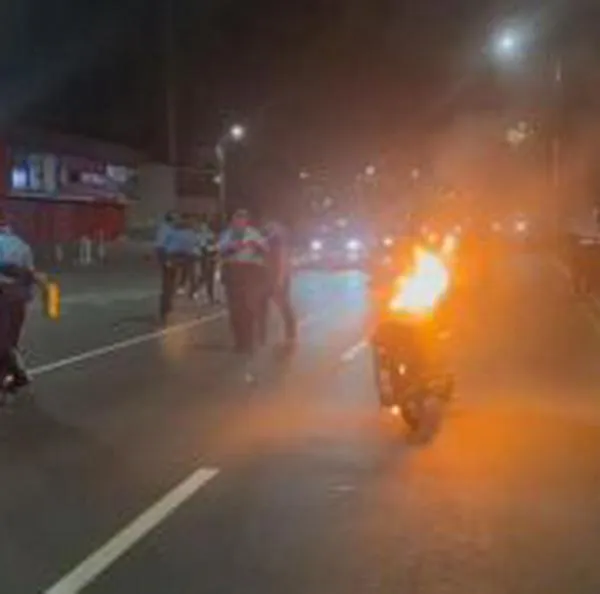 Hombre prendió fuego a su moto en Cali para evitar ser multado